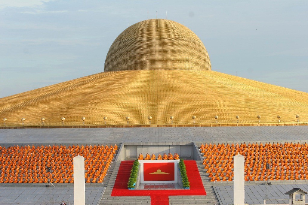  Ngôi chùa Thái Lan Wat Phra Dhammakaya được xây dựng từ năm 1970 đến năm 1982, có diện mạo khác biệt với những ngôi chùa truyền thống của Thái Lan. Ngôi chùa được cho là giống mô hình của một sân vận động hoặc UFO (vật thể bay không xác định). Ảnh: Raredelights